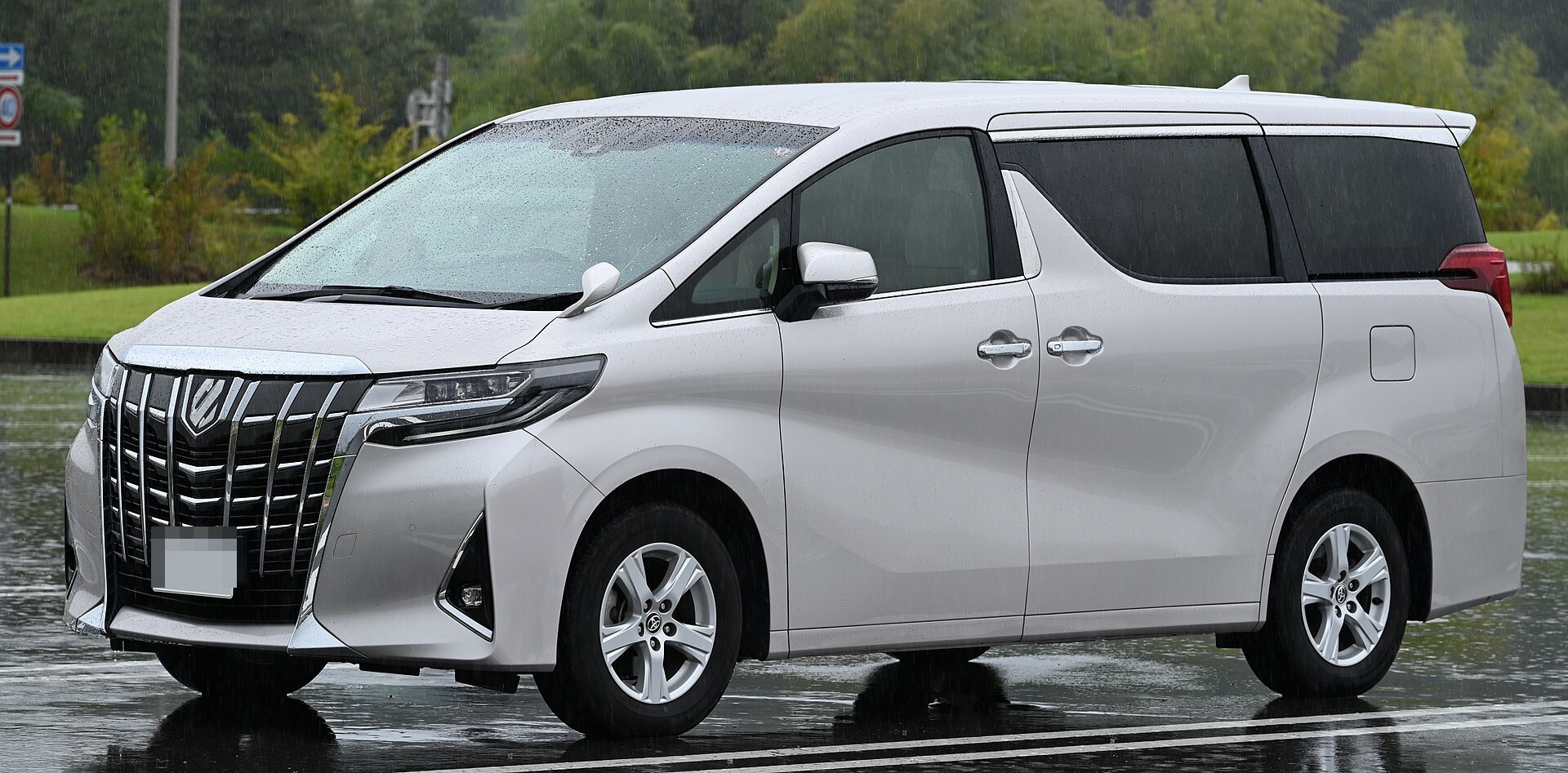 雨天停泊的白色 Toyota Alphard 正面及側面外觀