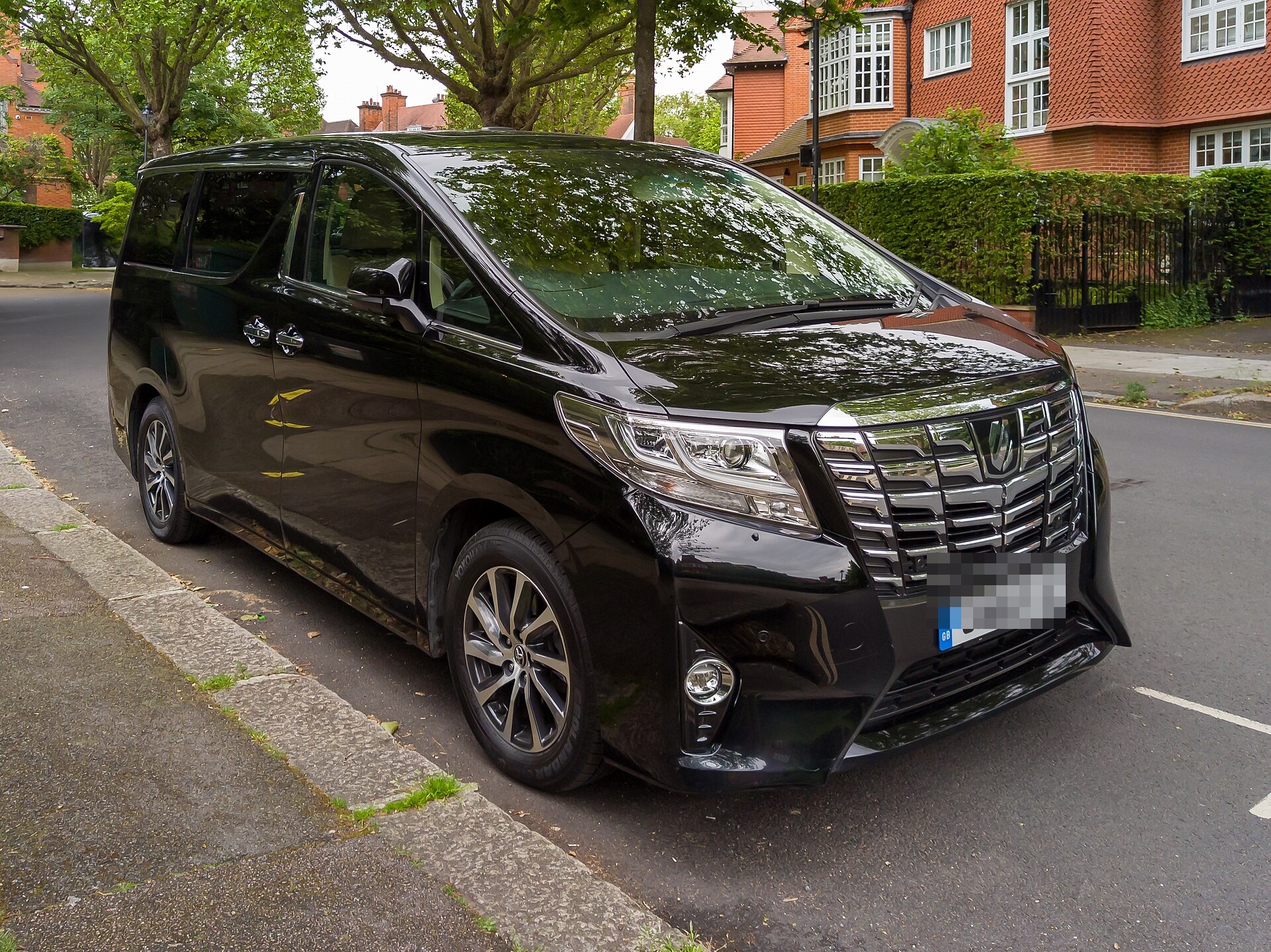 黑色 Toyota Alphard 停泊於街道旁的正面及側面外觀