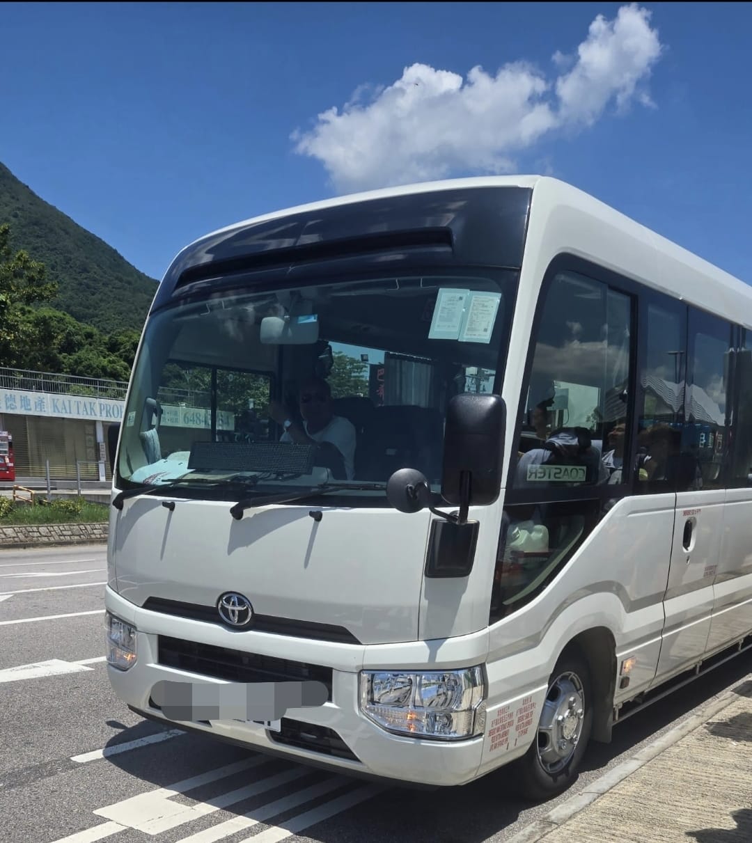 白色中型巴士停泊於路旁的外觀