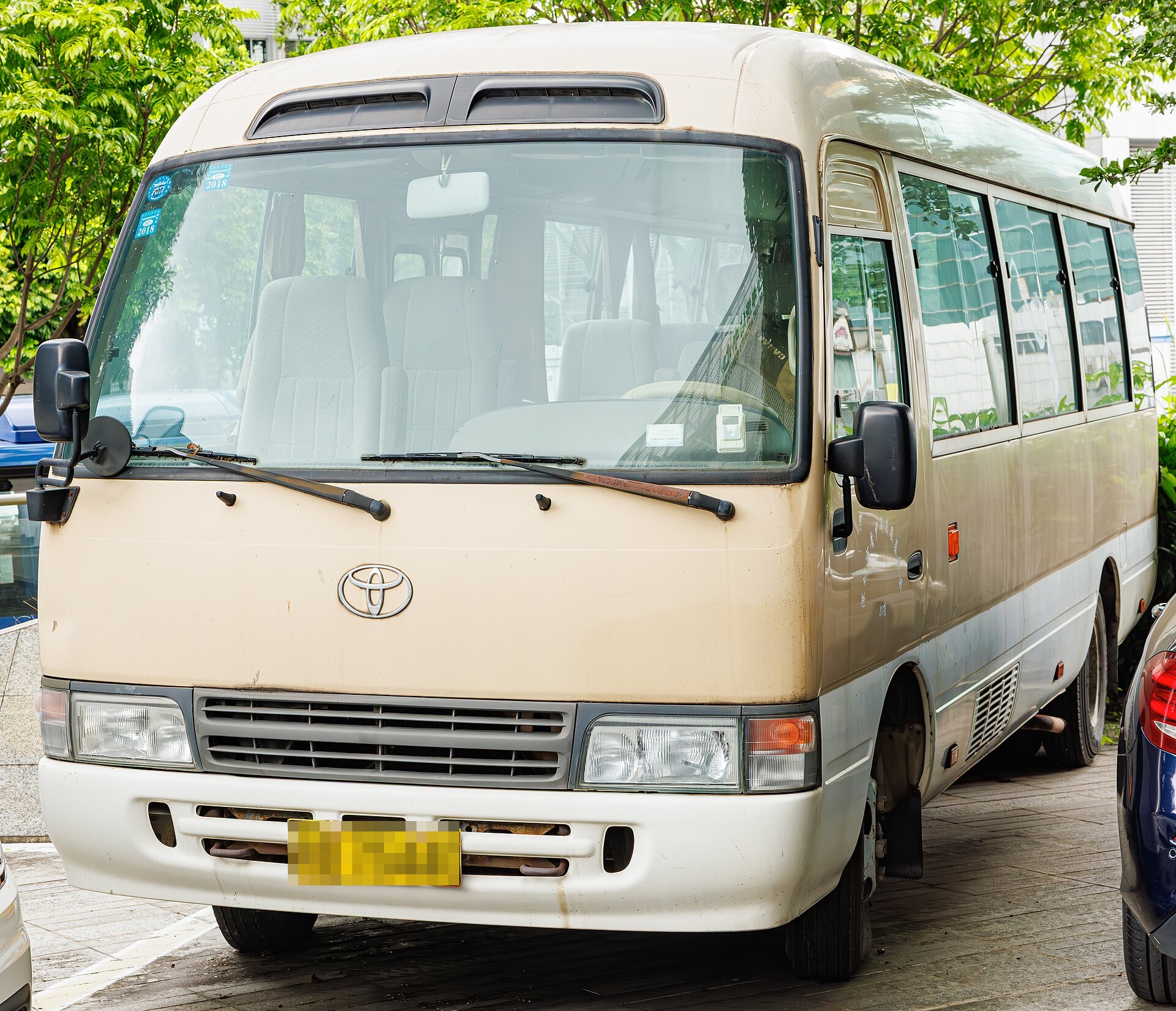停泊於香港街道旁的 Toyota Coaster 中型巴士